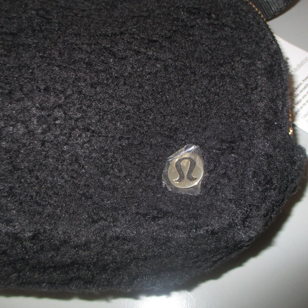 Lululemon Everywhere Fleece Belt Bag Black & Gold - NWT - Picture 2 of 8